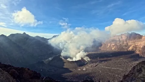 Timelapse of Steaming Volcanic Cone in Mount Raung Caldera, East Java Vídeos de archivo 341758197