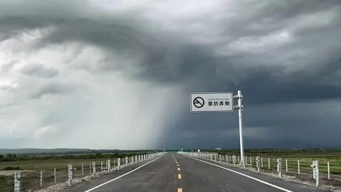 Timelapse of a Storm Approaching a Highway on the Tibetan Plateau Tibet Chin Vídeo Stock 336830741