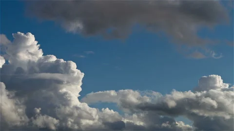 Timelapse of storm clouds travelling against a blue sky Video stock 41548647