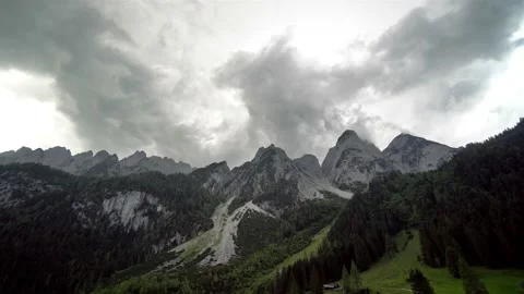 Timelapse of stormy clouds with strong wind gather around the mountain peaks Vídeos de archivo 121484270