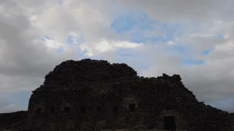 Timelapse of stormy raincloud over Inca wall in Peru Vídeo Stock 41636935