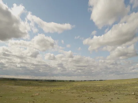 Timelapse - Summer clouds over open prairie Video stock 83598124