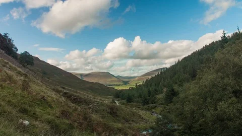 Timelapse of Sun and Clouds over Valley in the Lake District, England 動画素材 95333537