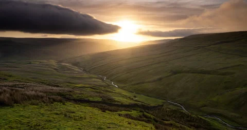Timelapse of a sun beams over a valley Video stock 273075913