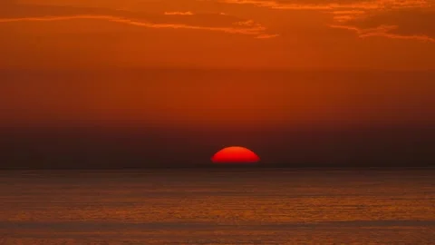 Timelapse - the sun comes over the horizon on the background of the ocean. Stock Footage 143286716