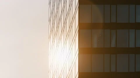 Timelapse sun light reflected on skyscraper glass surface. High office building Video stock 179988403