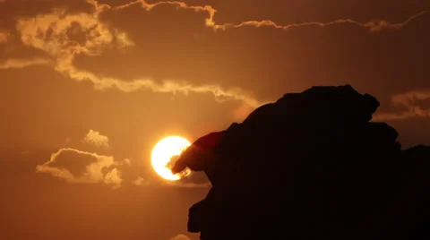 Timelapse - The sun rises behind a rock formation, White Desert, Egypt Vidéo 36059044