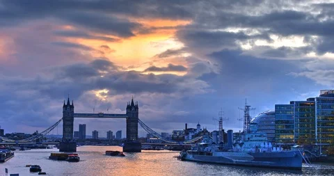 Timelapse of sun rising over Tower Bridge and the HMS Belfast on the River 動画素材 126115083