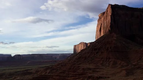 Timelapse- sun rising on a shear cliff of Mitchell Mesa in Monument Valley. 動画素材 51880995