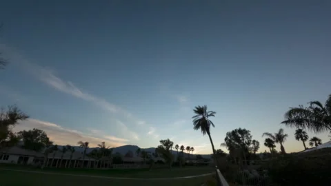Timelapse sun sets behind palm trees in Palm Springs, CA 스톡 동영상 228419496
