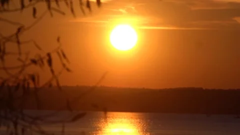 Timelapse.The sun sets over the lake. Video stock 77467377