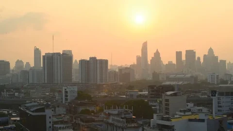 Timelapse of The sun is setting behind the building in Bangkok. Stock Footage 78329710