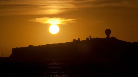 Timelapse of the sun setting behind half moon bay. Vidéo 98701000
