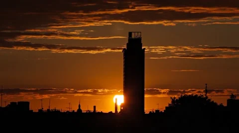 Timelapse of Sun setting down behind tall building silhouette Stock Footage 51355610