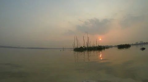 Timelapse of the sun setting near a lake Video stock 35101166
