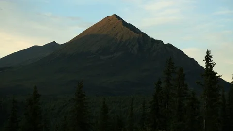 Timelapse Sun Setting Over Alaskan Mountain Range 스톡 동영상 121540437
