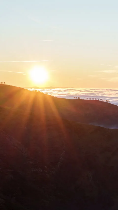 Timelapse of Sun Setting Over Hills with Sea Clouds and Orange Sky at Dusk 库存影片 334777832