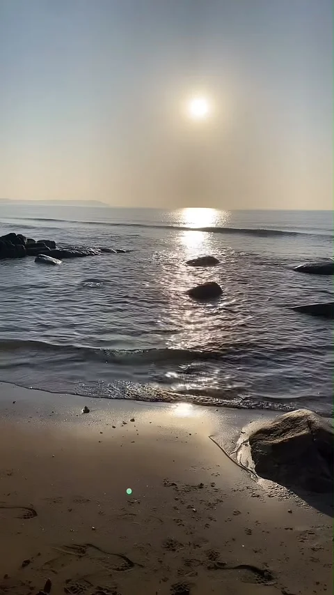 Timelapse of Sun Setting Over Rocky Coastline and Gentle Waves in China Vídeos de archivo 336829146