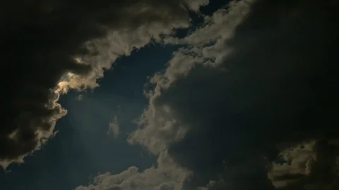 Timelapse sun shining through clouds 動画素材 80698270