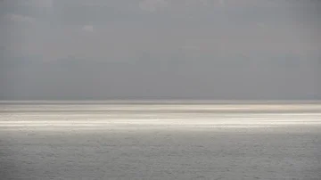 Timelapse of Sunlight Dancing Through Clouds on Water (Lake Ontario) in 4K Vidéo 85605762