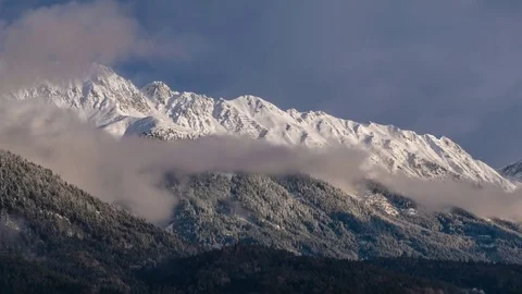 Timelapse Sunny austrian mountain over innsbruck Vídeo Stock 85070757