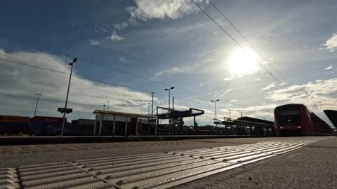 Timelapse of a sunny train station Stockbeeldmateriaal 202302042