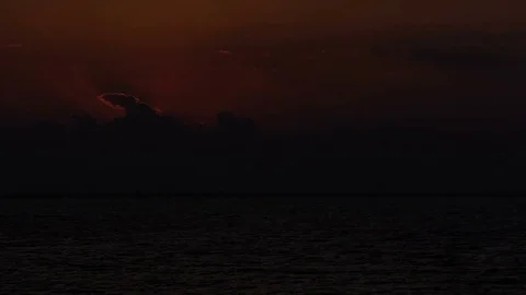 Timelapse of sunrise behind clouds over Red Sea. Vídeo Stock 72716394