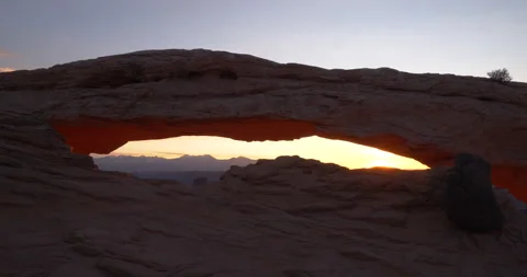 Timelapse of the sunrise behind Mesa Arch in Canyonlands National Park Vidéo 303408967