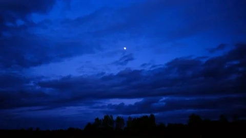 Timelapse, sunrise at dawn, the moon is visible between the clouds. 스톡 동영상 201324880