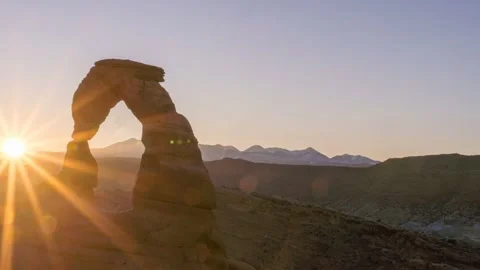 Timelapse of sunrise at Delicate Arch Stock Footage 261744119