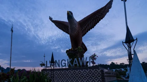 Timelapse Sunrise Eagle Statue Langkawi Pan Up Video stock 33897974