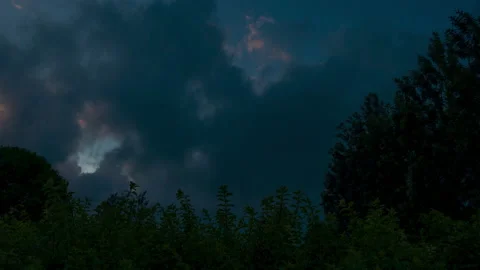 Timelapse of sunrise as it peeks through the clouds Video stock 237996592