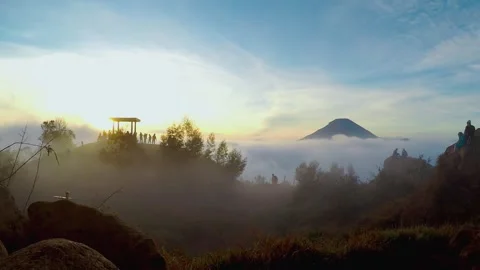 Timelapse of Sunrise Over Mountain Peak with Sea of Clouds and Tourists Stockbeeldmateriaal 337161349