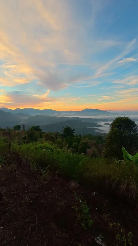 Timelapse of Sunrise Over Mountain Range 스톡 동영상 333609403