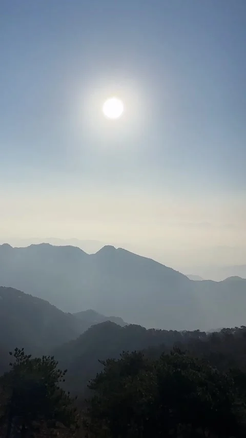 Timelapse of Sunrise Over Undulating Misty Mountain Range in China Video stock 336755805