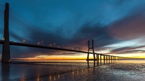 Timelapse of sunrise over Vasco da Gama Bridge. Lisbon, Portugal. April, 2017 스톡 동영상 78518804