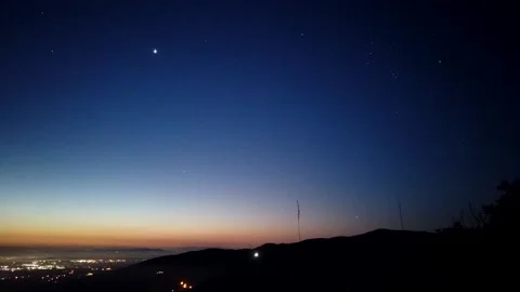 Timelapse of sunrise with valley covered with clouds 動画素材 137961359