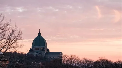 Timelapse of sunset and clouds over the Oratoire St-Joseph in Montréal. Vídeo Stock 122881150