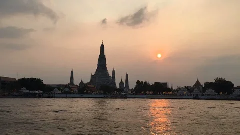 Timelapse Of Sunset And Dusk At Wat Arun In Bangkok, Thailand Stock Footage 92265181
