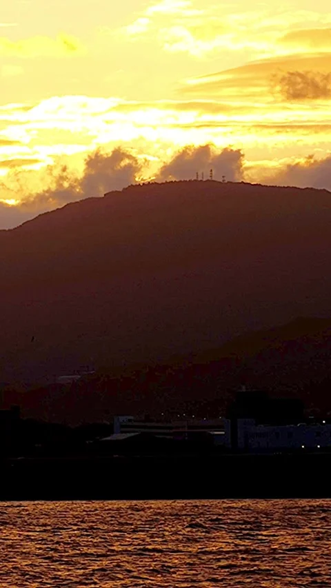 Timelapse Sunset and Night View of Hiroshima Cityscape with Moving Clouds,03 Vidéo 345063019