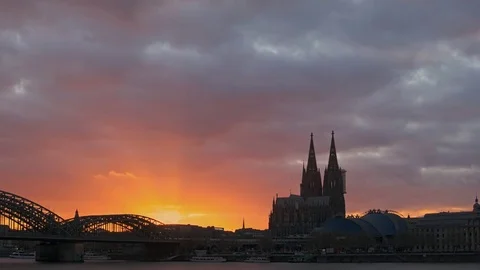 Timelapse of sunset behind Cologne Cathedral Stock Footage 82764943