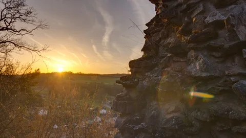 Timelapse of Sunset Behind Old Wall [4K] Vídeo Stock 88338057