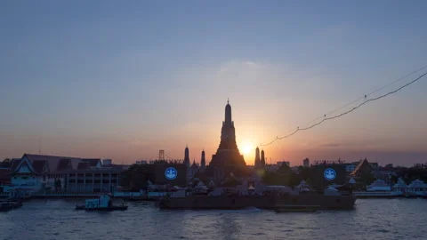 Timelapse of sunset behind Wat Arun, Thailand 스톡 동영상 228440005