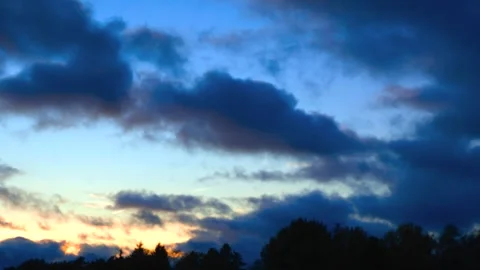 Timelapse sunset blue orange sky, with plane condensation line. 库存影片 318226029