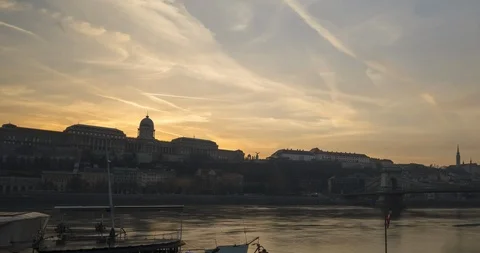 Timelapse of sunset in Budapest with Buda Castle and Chain Bridge in view Stock Footage 105508157