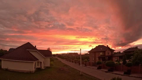 Timelapse of sunset with clouds and buildings. Video of clouds flying across the Video stock 284178803