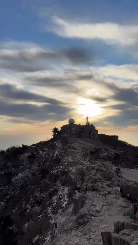 Timelapse Sunset Clouds Moving Over Mount Tai Meteorological Station and Rad Vídeos de archivo 326979494