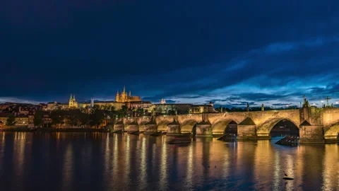 Timelapse sunset cloudy and rainy sky over Charles Bridge and Prague Castle 스톡 동영상 132282949