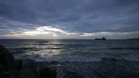 Timelapse of sunset on a cloudy beach Video stock 206222781
