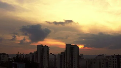 Timelapse sunset on the cloudy sky over city Video stock 99370337